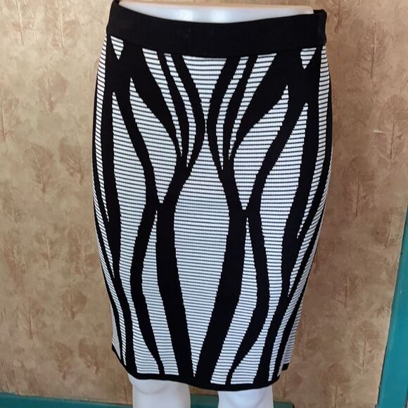 *Bebe* SEXY CLASSY Sz M EUC body on Viscose Sweater Skirt - Picture 6 of 9